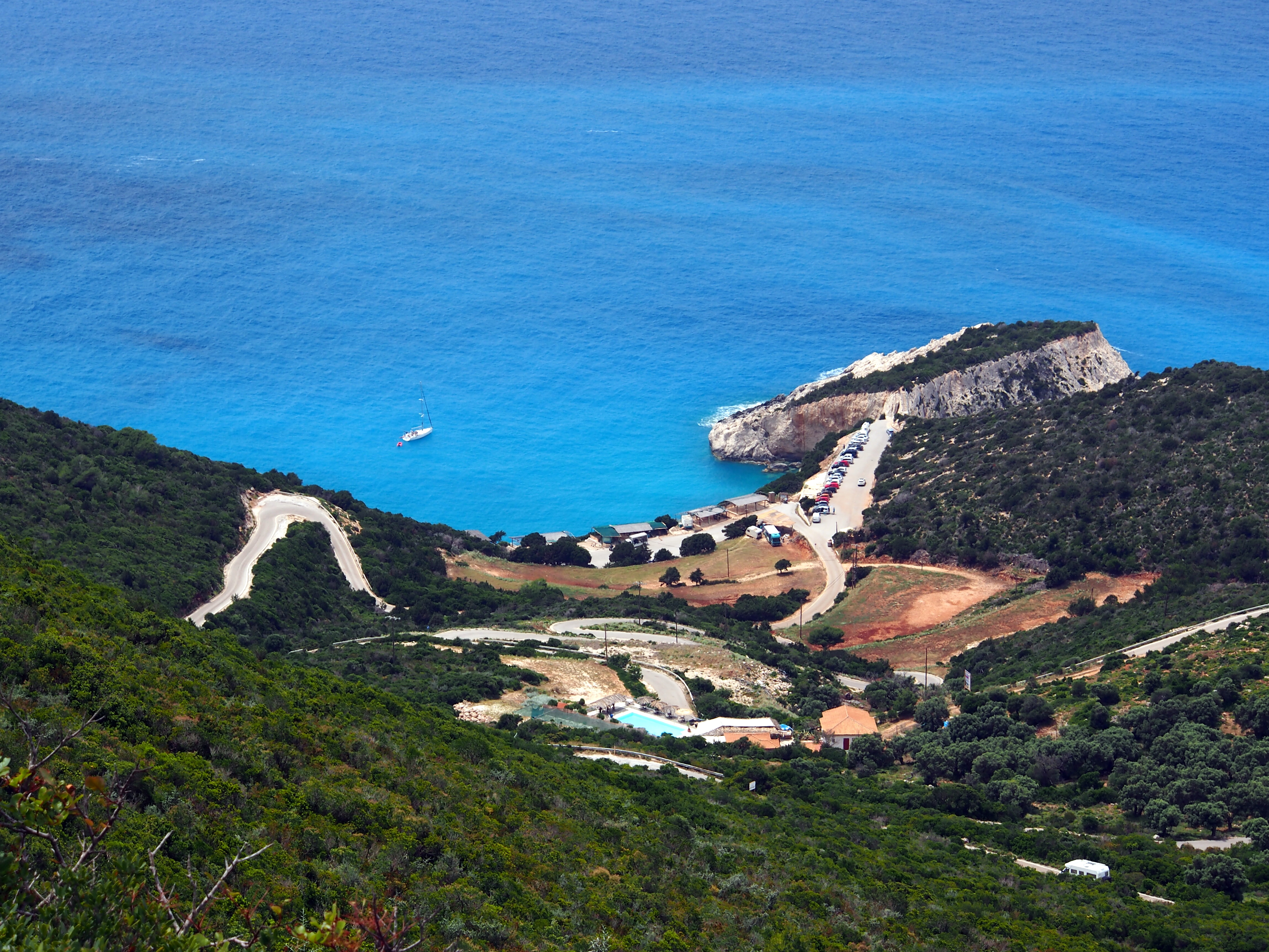 Turkusowe morze i zielone wzgórza w okolicy Porto Katsiki na greckiej wyspie Lefkada